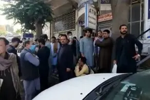 صف های طولانی در مقابل بانک ها