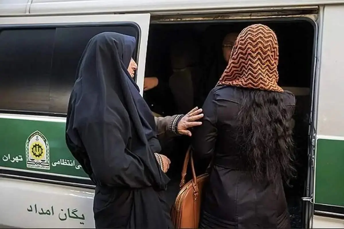 توضیحات پلیس در مورد پوشاندن یک زن با پتو