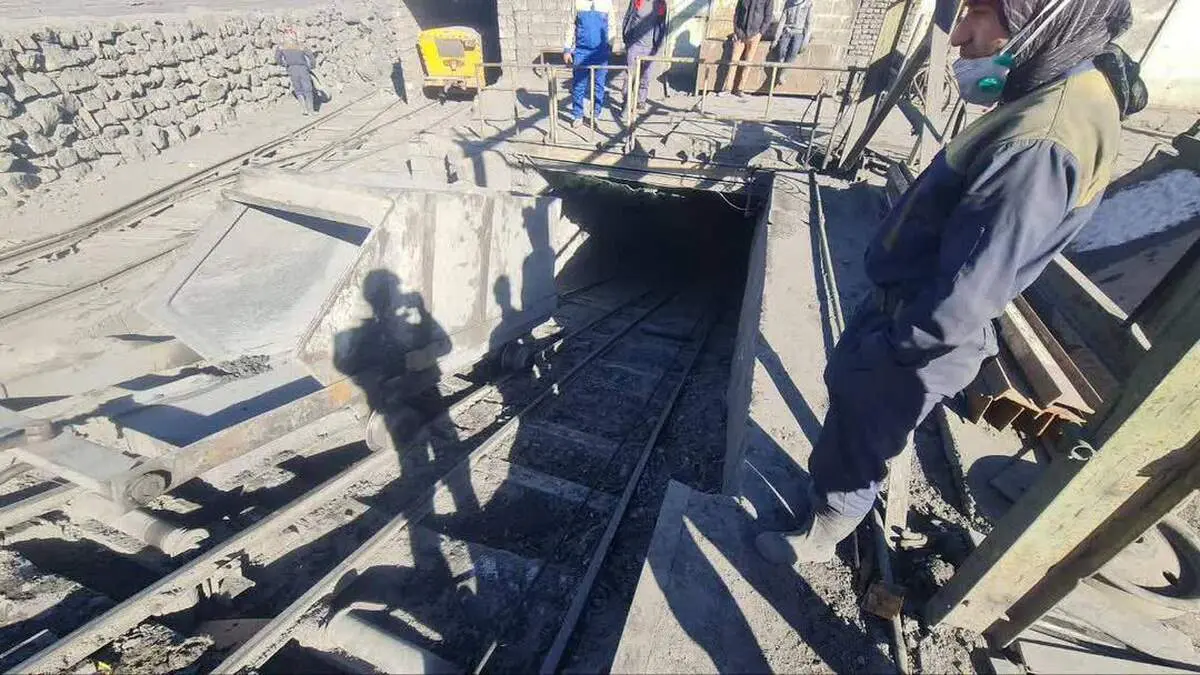 محبوس شدن ۲۴ نفر در معدن بافق