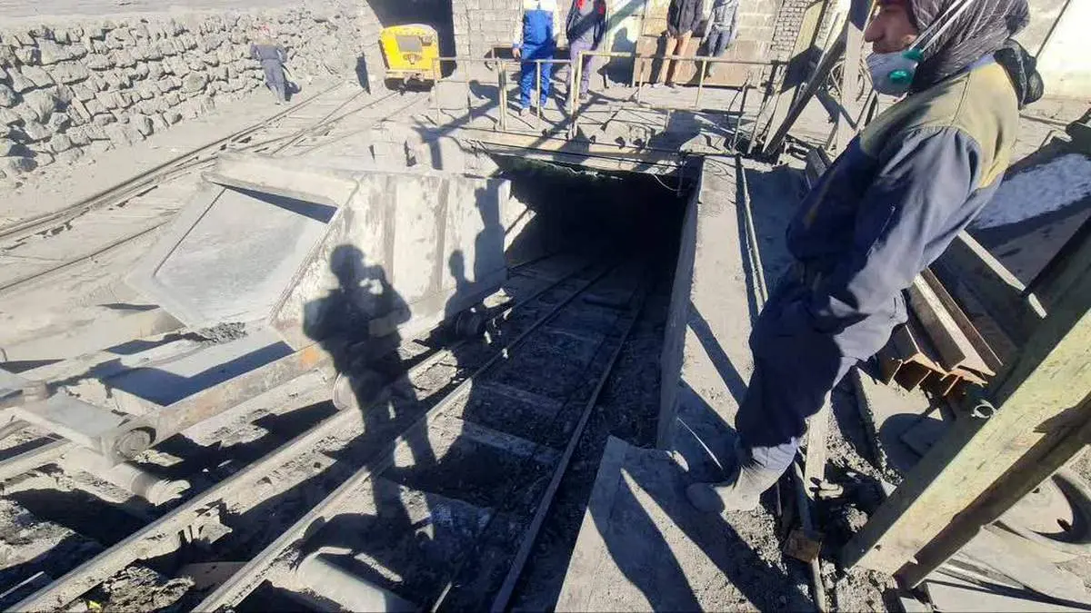 محبوس شدن ۲۴ نفر در معدن بافق