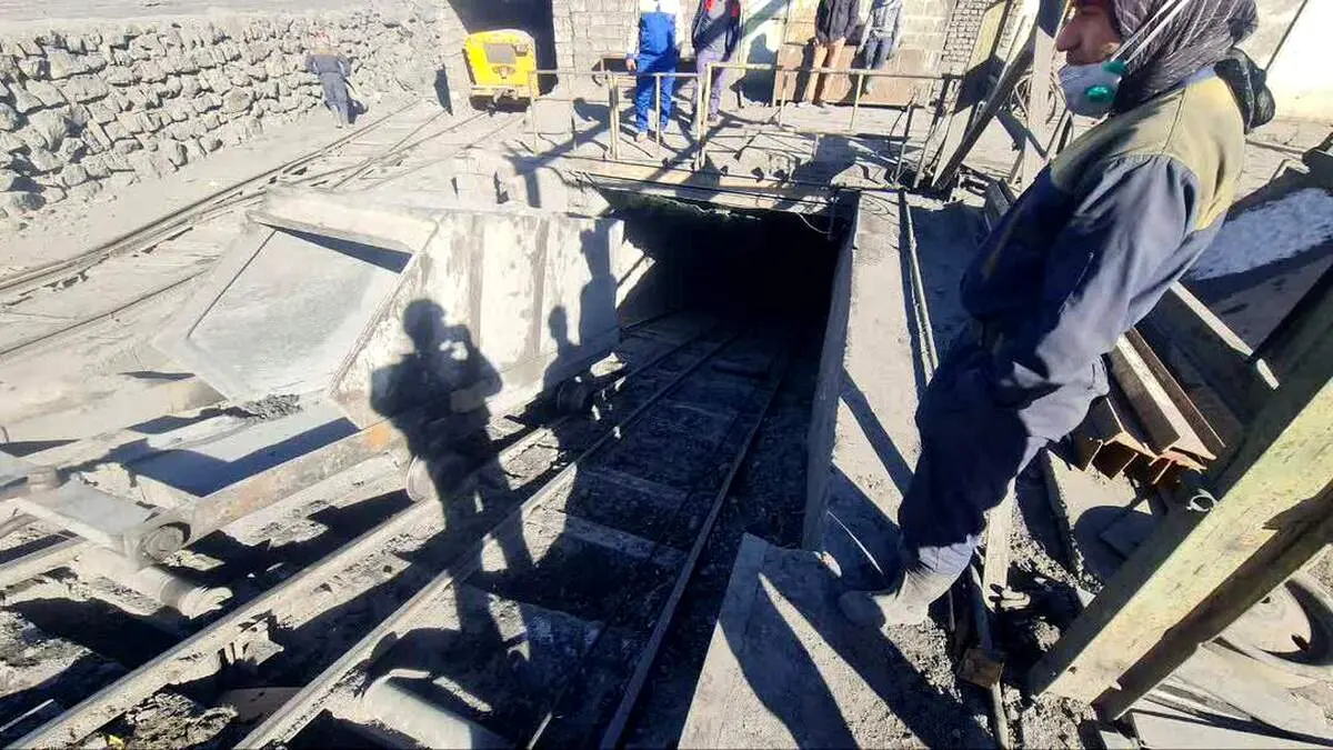 محبوس شدن ۲۴ نفر در معدن بافق