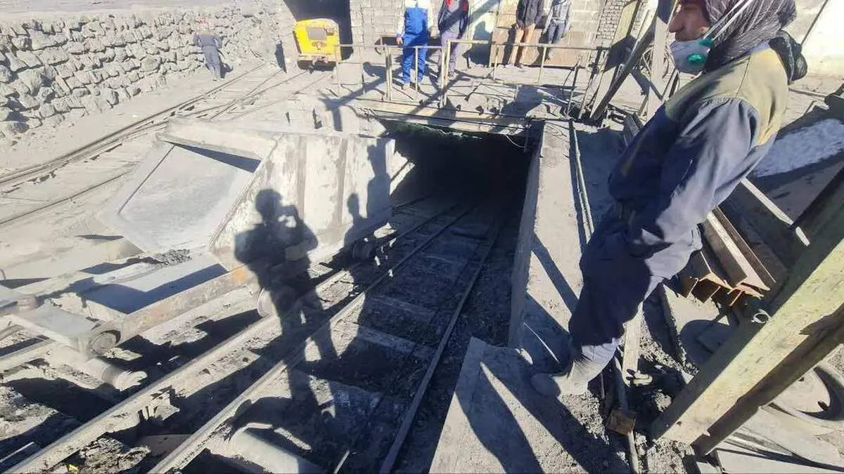 محبوس شدن ۲۴ نفر در معدن بافق