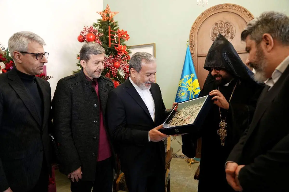 دیدار عراقچی از کلیسای ارامنه در آستانه سال نو میلادی