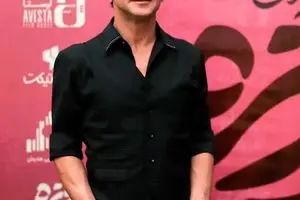 امین حیایی ریش و سیبیل را زد عینکش را هم درآورد