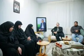 علی لاریجانی با خانواده شهید سرلشگر سعید ایزدی دیدار کرد