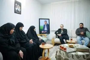 علی لاریجانی با خانواده شهید سرلشگر سعید ایزدی دیدار کرد