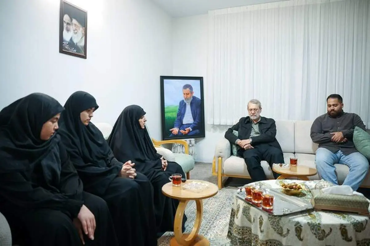 علی لاریجانی با خانواده شهید سرلشگر سعید ایزدی دیدار کرد