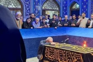 دکتر پزشکیان به زیارت حرم مطهر امام رضا (ع) مشرف شد/ ادای احترام به مزار نورانی رهبر شهید 