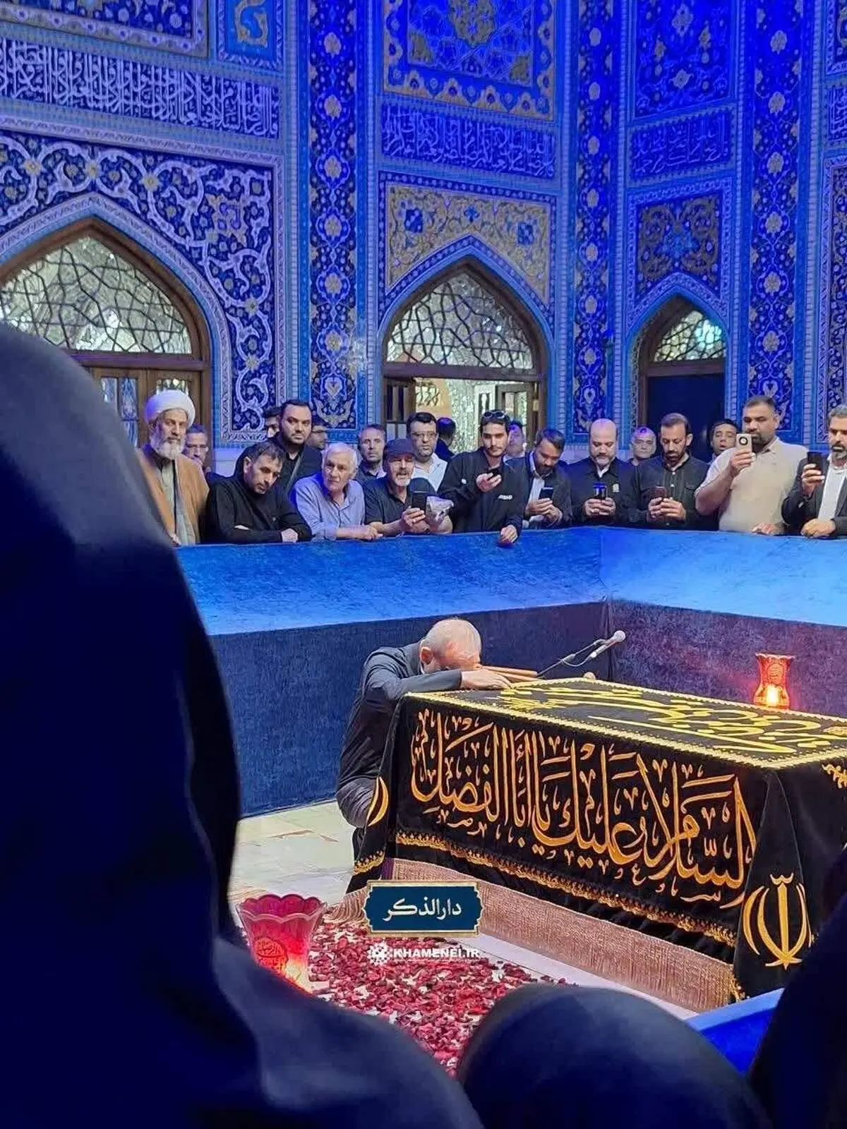 دکتر پزشکیان به زیارت حرم مطهر امام رضا (ع) مشرف شد/ ادای احترام به مزار نورانی رهبر شهید 