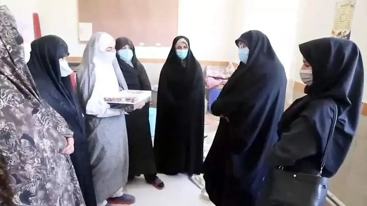 همسر نماینده مجلس این بار در حال پخش کارت هدیه+ببینید