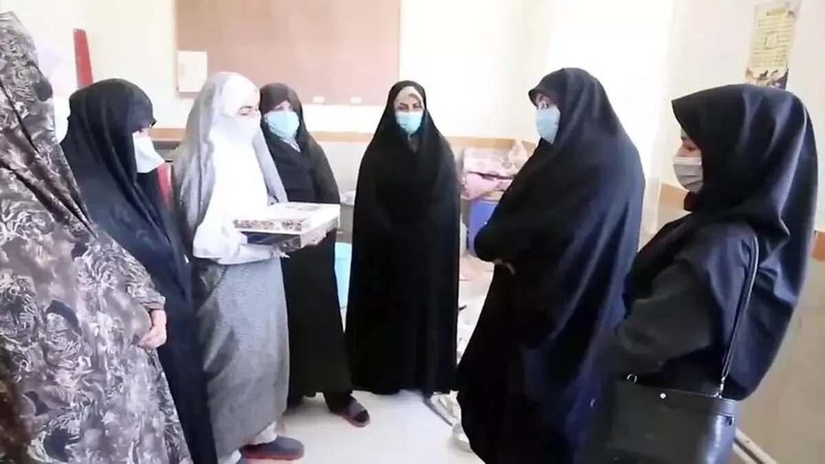 همسر نماینده مجلس این بار در حال پخش کارت هدیه+ببینید 