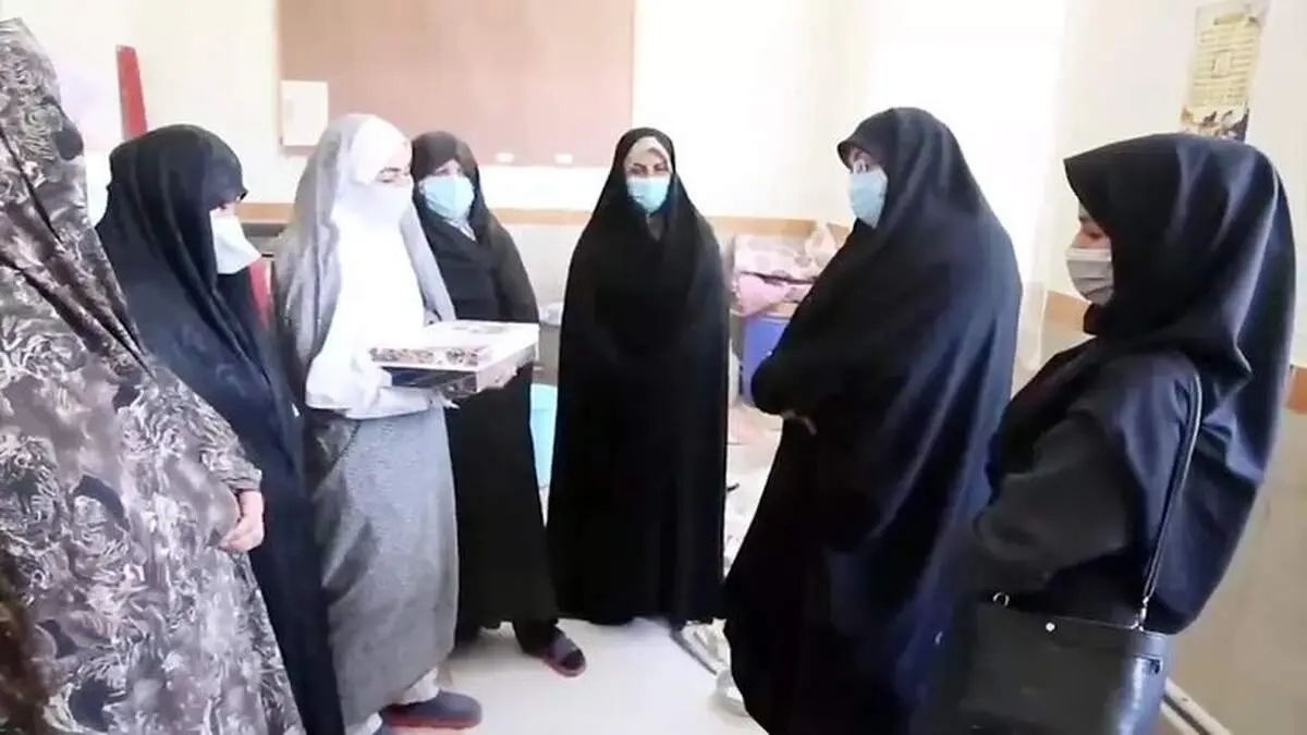 همسر نماینده مجلس این بار در حال پخش کارت هدیه+ببینید 