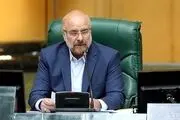عکسی از محمدباقر قالیباف در یک مراسم ختم