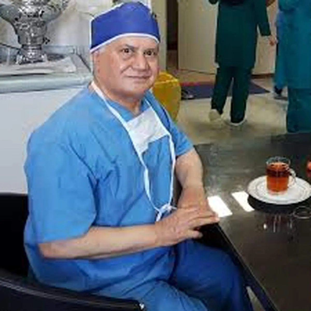 لحظه واقعی سکته پزشک معروف مشهدی در حین طبابت وسط بیمارستان+فیم