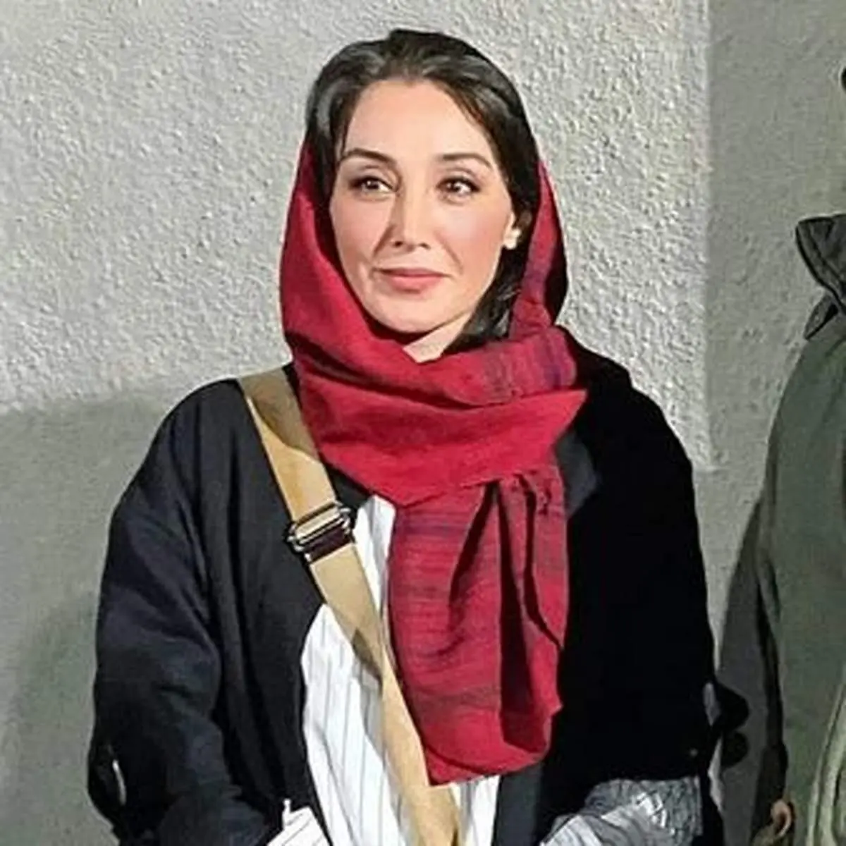 اقدام عجیب و شگفتانگیز خانم بازیگر جلوی چشم مردم/ «هدیه تهرانی» چرا این کار را انجام داد؟+ عکس