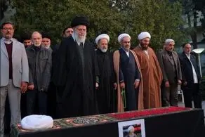 اقامه نماز رهبر انقلاب بر پیکر آیت‌الله امامی‌کاشانی