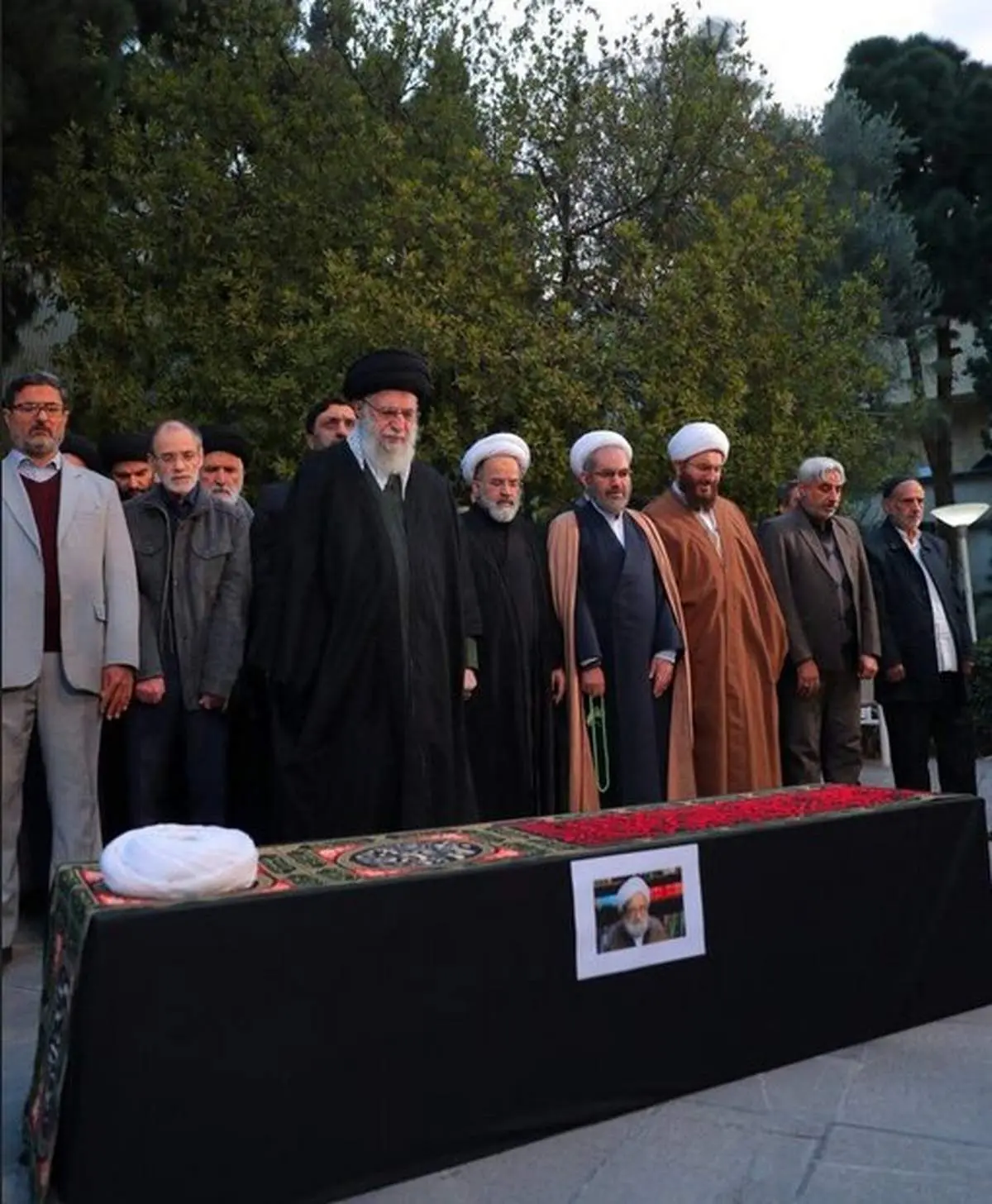 اقامه نماز رهبر انقلاب بر پیکر آیتالله امامیکاشانی