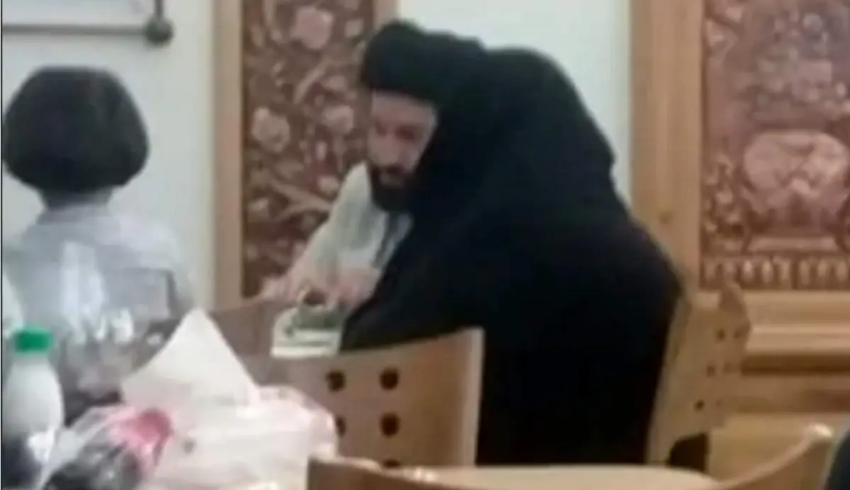 تصاویری از پسر کوچک رهبر انقلاب در یک رستوران + عکس