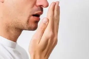 چرا بوی بد دهان خودمان را تشخیص نمی‌دهیم؟ توضیح دانشمندان درباره یک پدیده جالب