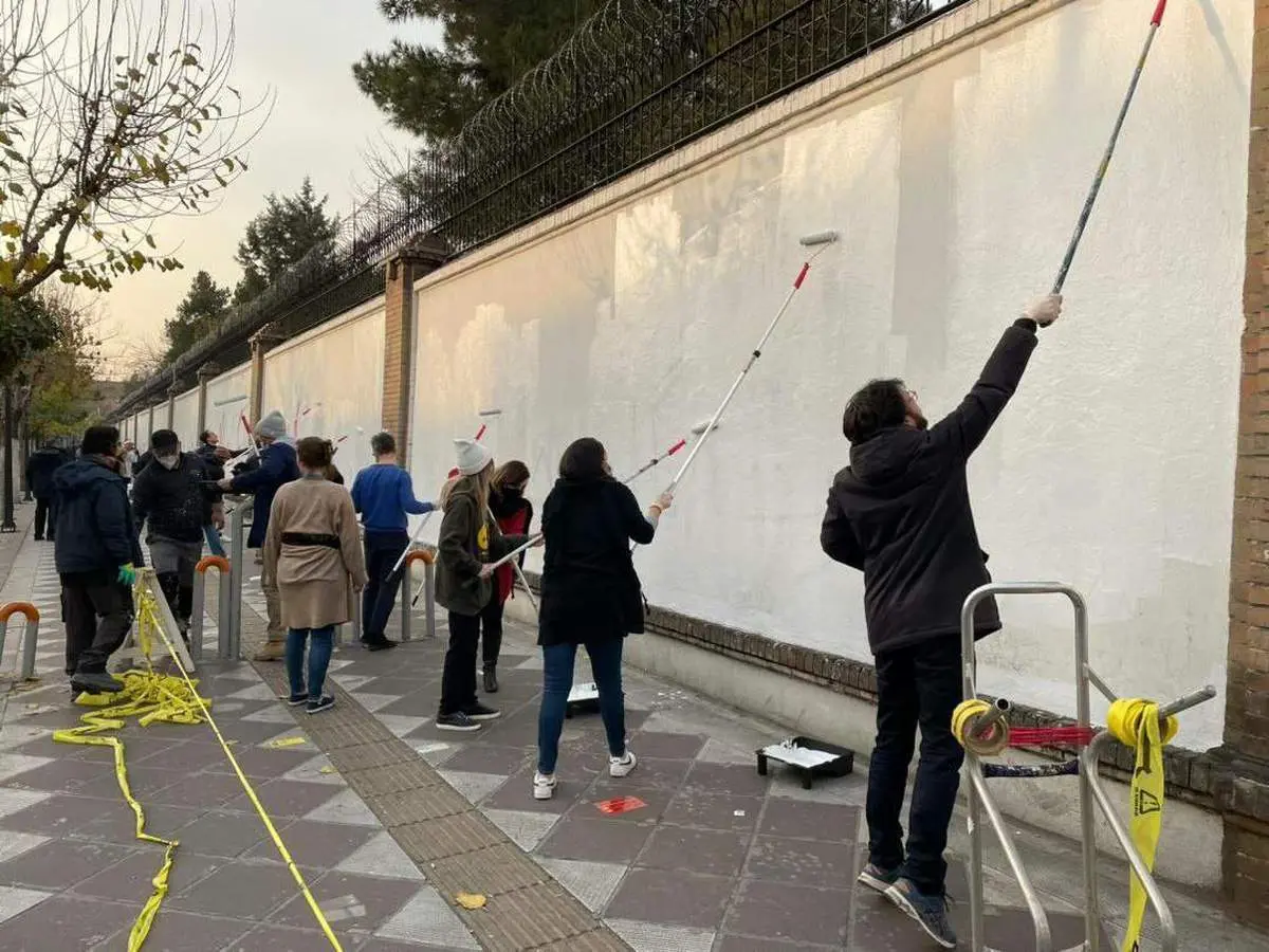 سفیر انگلیس به همراه کارمندان در تهران در حال پاک کردن شعارها از روی دیوار+ببینید