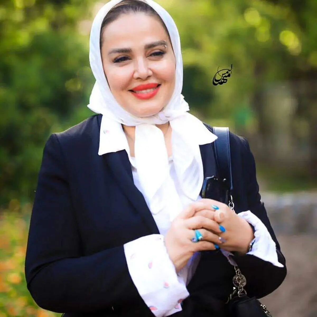 بهاره رهنما و زن سرخ‌پوش میدان فردوسی/ عکس