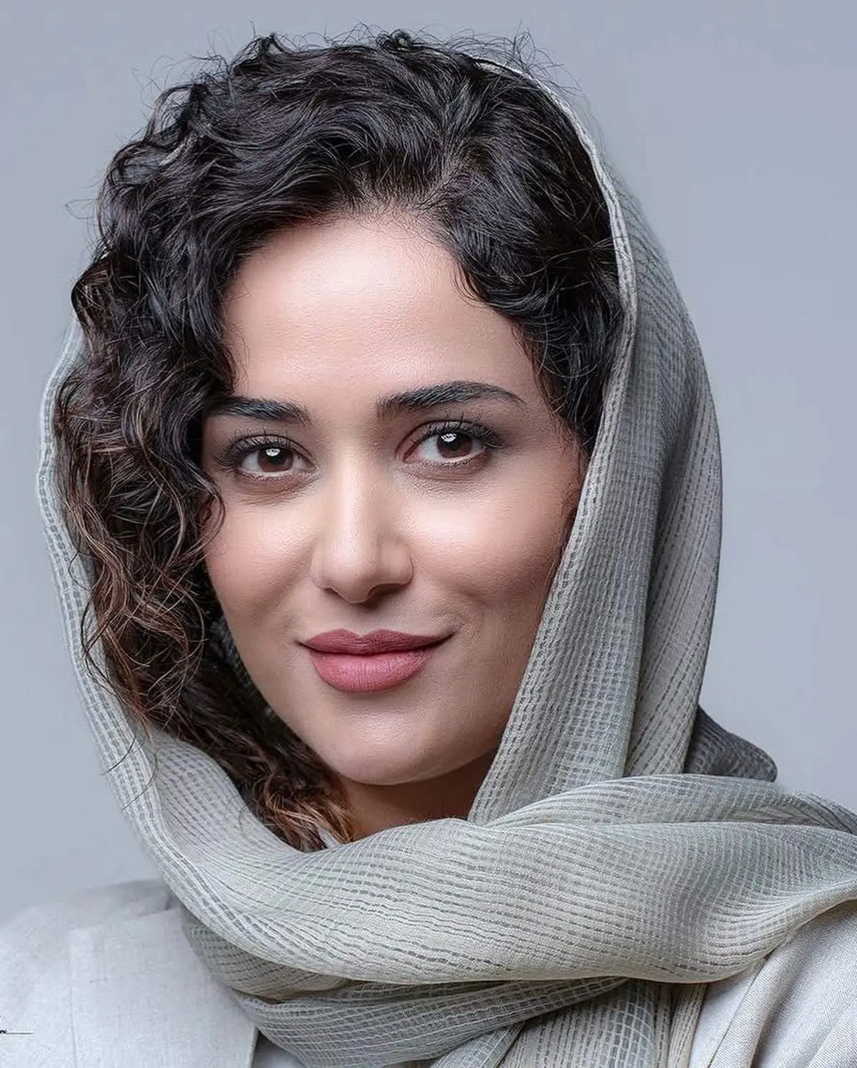  استایل کژوال پریناز ایزدیار با انگشتر عجیبش/ عکس