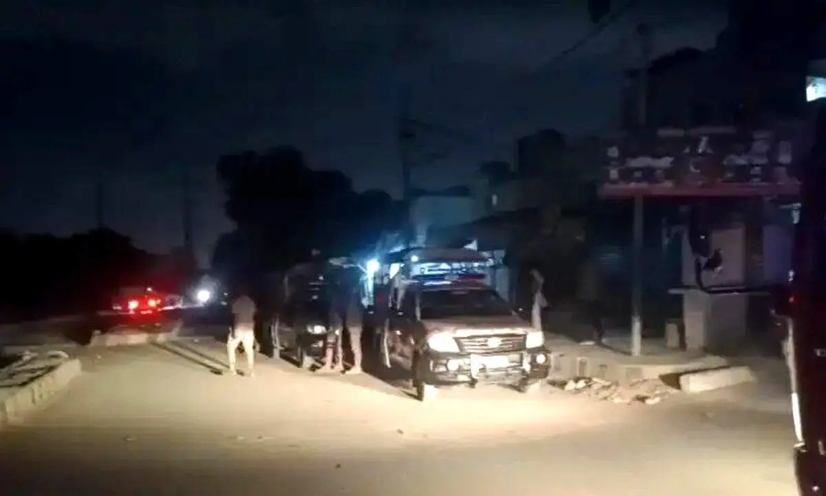 یک مرکز امنیتی در کراچی پاکستان هدف انفجار و تیراندازی قرار گرفت