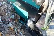بلعیدن دست کارگر بیچاره توسط نقاله ضایعات کاغذ!+عکس