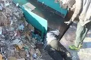 بلعیدن دست کارگر بیچاره توسط نقاله ضایعات کاغذ!+عکس
