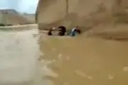 اقدام هولناک خبرنگار و همکارش وسط سیل+ عکس