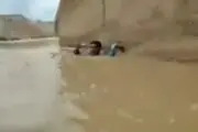 اقدام هولناک خبرنگار و همکارش وسط سیل+ عکس