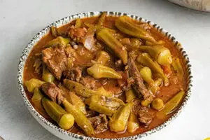 طرز تهیه آبگوشت با بامیه تازه/ خوشمزه و ساده