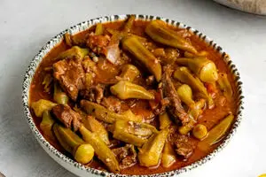 طرز تهیه آبگوشت با بامیه تازه/ خوشمزه و ساده
