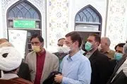 قاضی‌زاده هاشمی در حرم رضوی رای خود را به صندوق انداخت