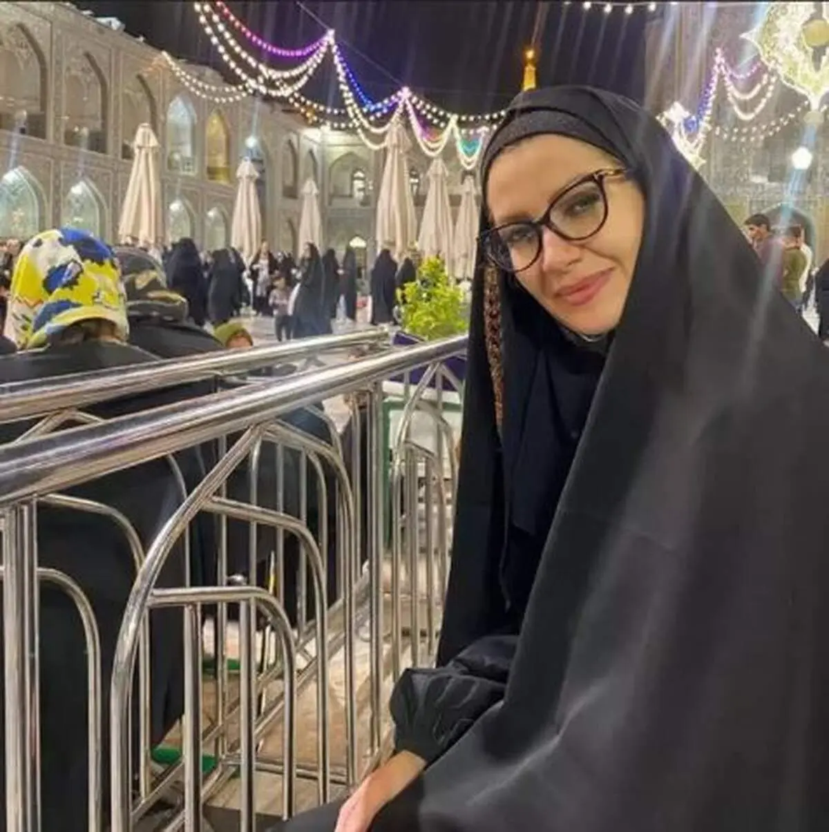  خاله شادونه در مراسم شب احیا/ عکس
