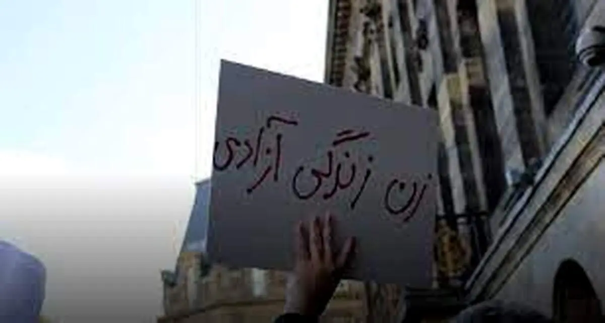 سوءاستفاده گوگوش از شعار «زن زندگی آزادی» با یک بنر تبلیغاتی + عکس 