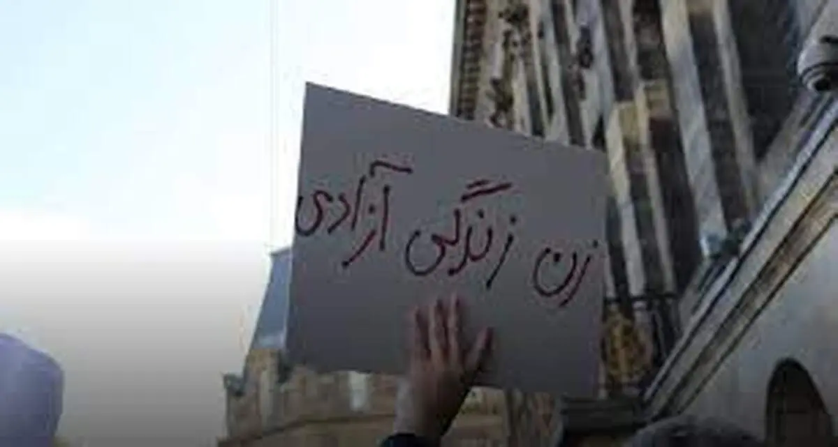 سوءاستفاده گوگوش از شعار «زن زندگی آزادی» با یک بنر تبلیغاتی + عکس 