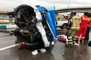 واژگونی هولناک نیسان آبی در اتوبان باکری تهران/ عکس