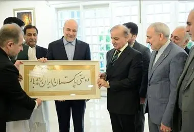 هدیه خاص محمدباقر قالیباف به نخست وزیر پاکستان