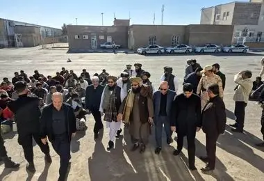 انتقال ۲۱۱ زندانی افغانستانی از ایران به کابل + عکس 