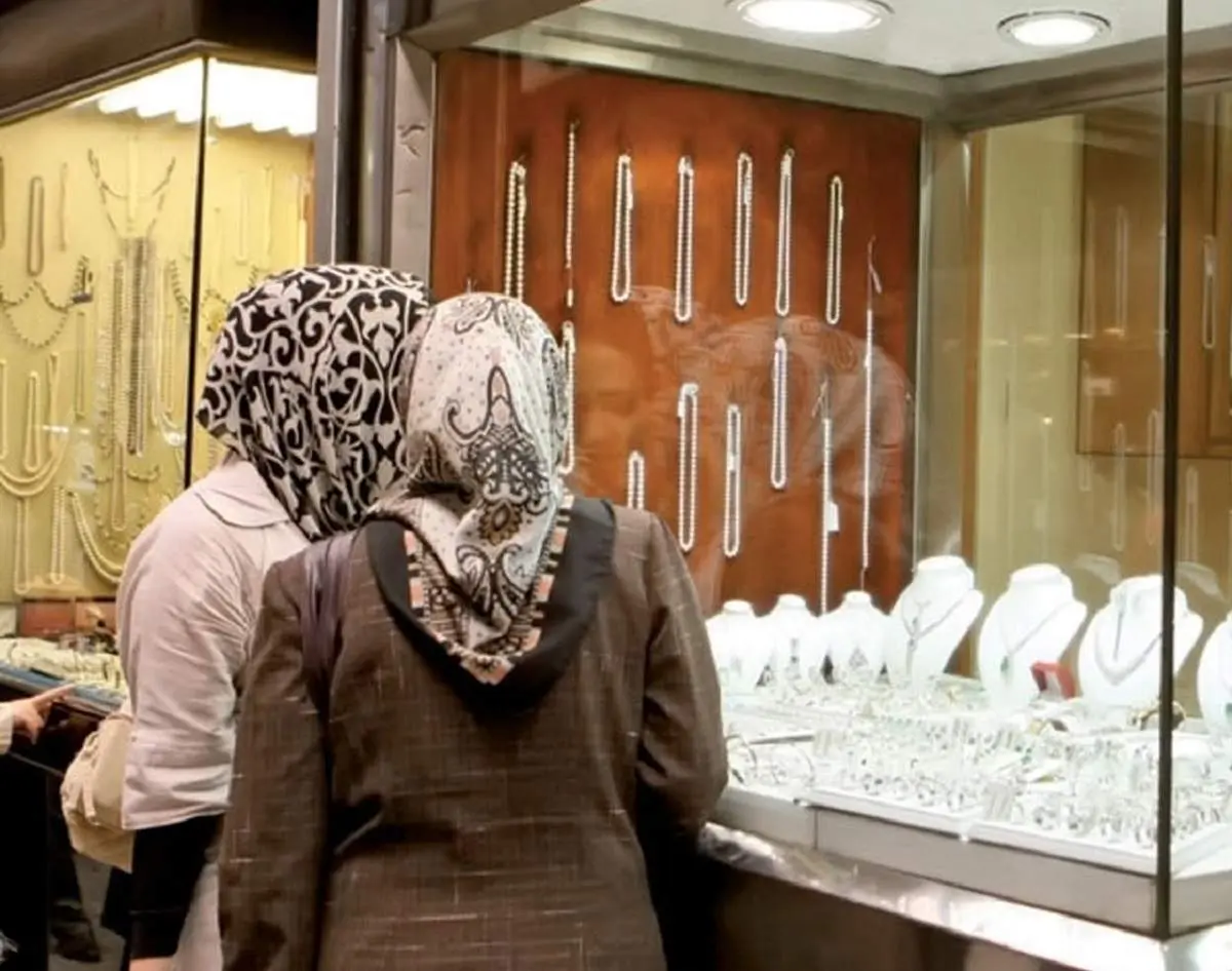 سرقت شرم آور چندر زن از طلا فروشی/ دوربینها آبرویشان را بردند!+فیلم
