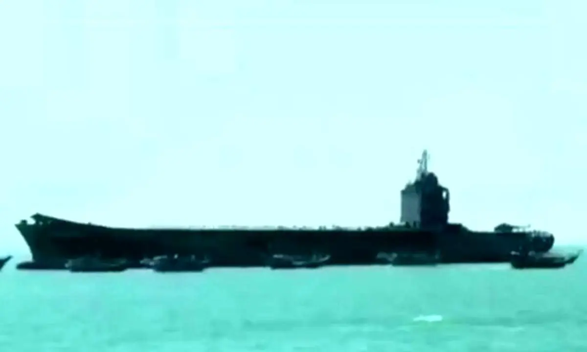 رژه ۳۰۰۰ فروندی شناورهای نظامی برگزار شد