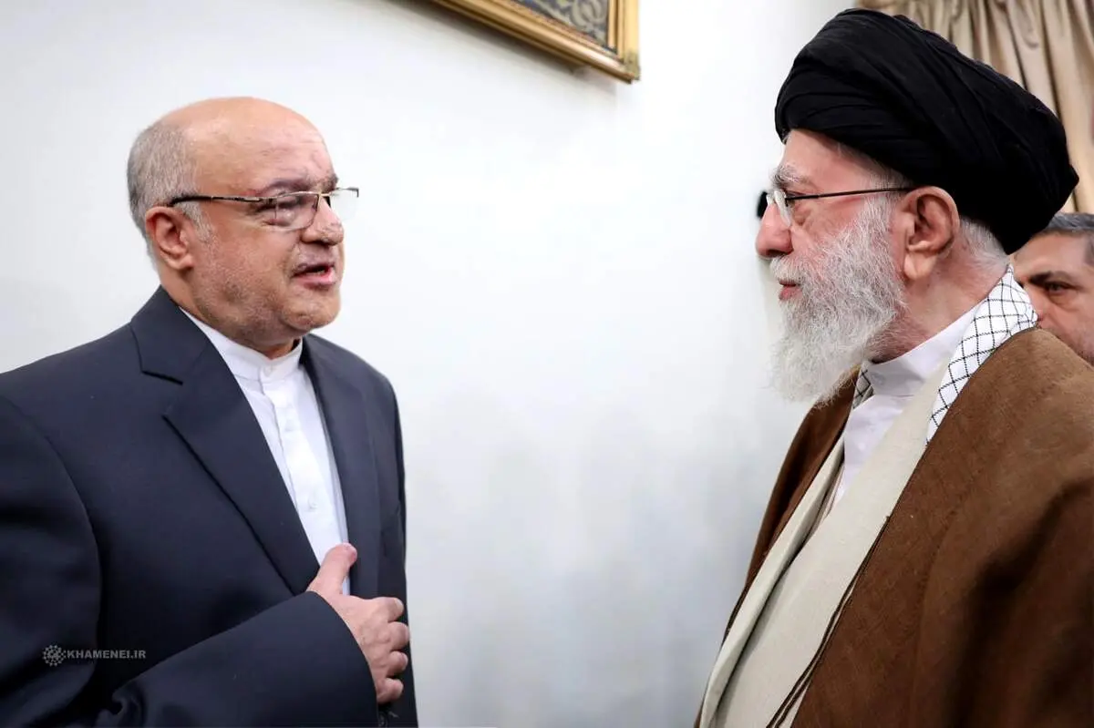 آقای دیپلمات در وسط میدان