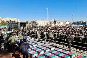 تصویری جانگذار از دختری با کاپشن صورتی و گوشواره قلبی