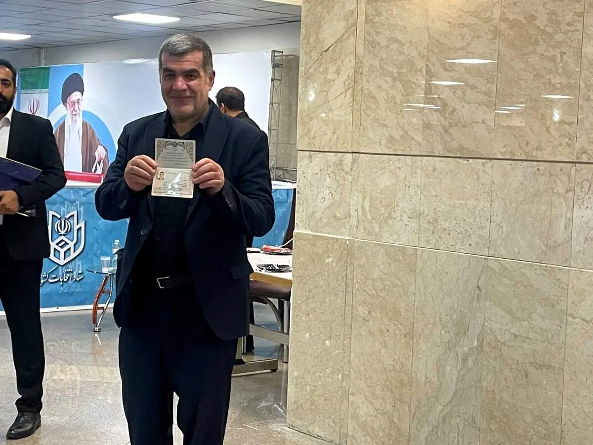 اکبر نیکزاد در انتخابات ثبت‌نام کرد