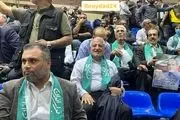محسن هاشمی با شال فیروزه ای در ورزشگاه شیرودی + عکس 