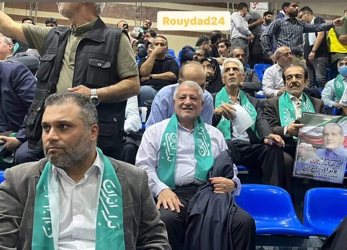 محسن هاشمی با شال فیروزه ای در ورزشگاه شیرودی + عکس 