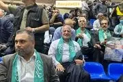 محسن هاشمی با شال فیروزه ای در ورزشگاه شیرودی + عکس 