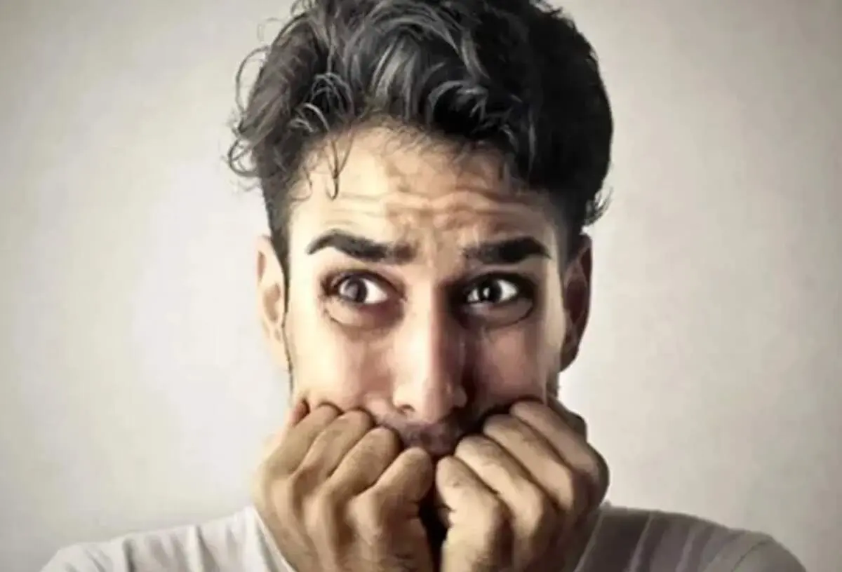 تصویری ترسناک از یک روح حبس شده در یک خانه متروکه+ عکس