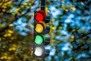 چراغ راهنمایی ۴ رنگه می شود